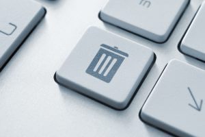 A keyboard shows a key with a trash can icon on it.